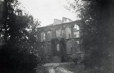 604216 Gezicht op een tijdens de Tweede Wereldoorlog verwoest landhuis in de omgeving van Rhenen of Scherpenzeel.